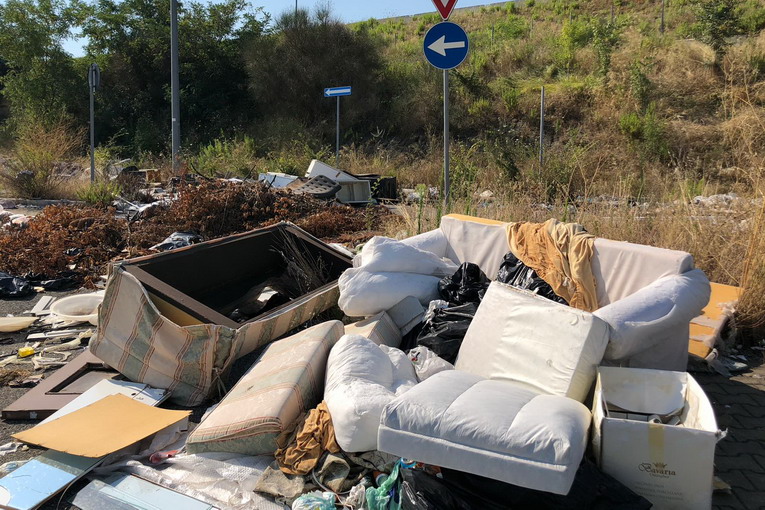 Rifiuti A Roma Cumuli In Strada E Discariche Anche In Agosto