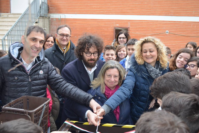 Cerveteri - I bambini del Giovanni Cena useranno il compost prodotto per piantare fiori e alberi nel cortile della scuola.