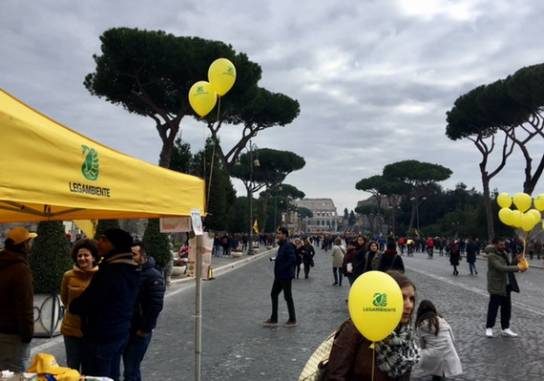 Legambiente anima la domenica ecologica in Via dei Fori presentati i dati su inquinamento atmosferico a Roma