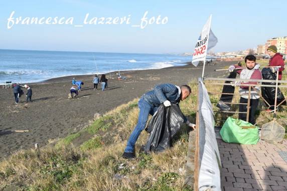 Marina di Palo, "Il mare d'inverno", raccolti circa trenta sacchi di immondizia