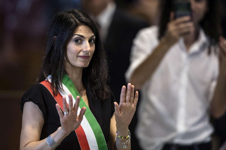 Roma, Raggi:"Raccolta differenziata hi-tech porta a porta entro il 2021"