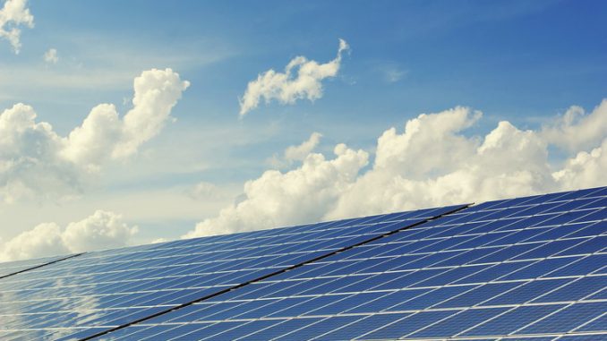 Rinnovabili, perché affidarsi all'uso dell'energia solare, dall'ambiente al taglio dei costi