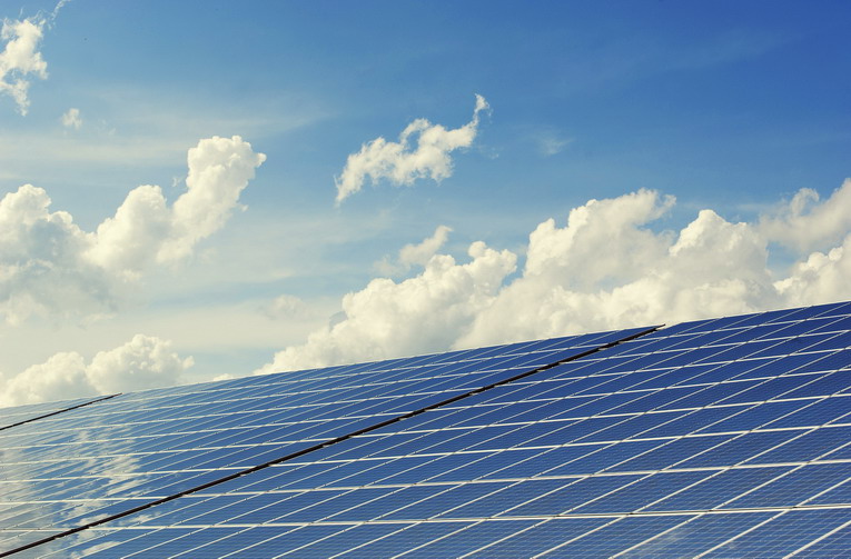 Rinnovabili, perché affidarsi all'uso dell'energia solare, dall'ambiente al taglio dei costi