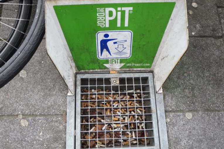 Mozziconi di sigaretta? In Belgio arrivano i posacenere a pavimento