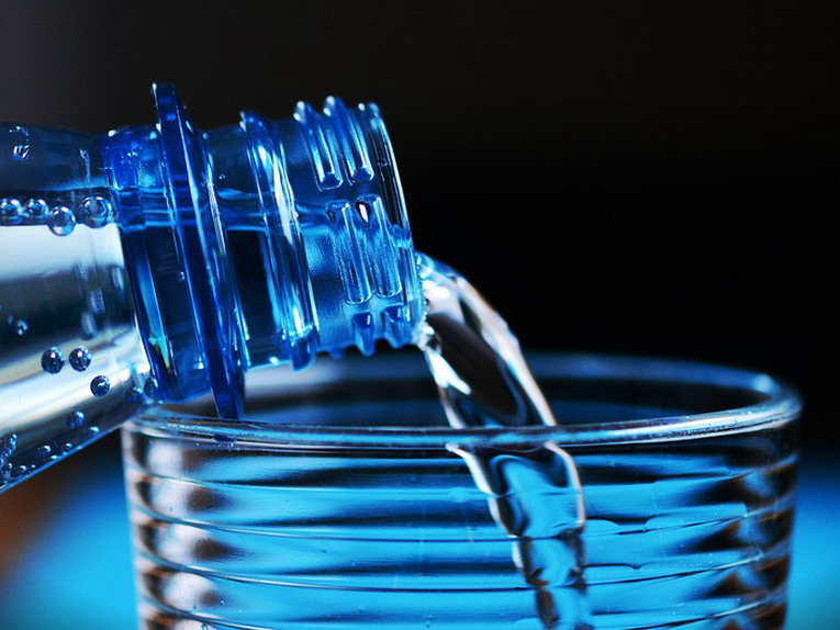 Bicchieri, cannucce e posate di plastica al bando nel 2019