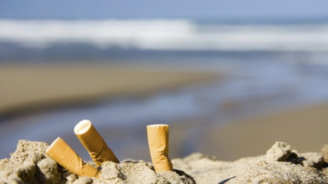 Cicche di sigaretta in spiaggia, 4mila sostanze tossiche al suo interno