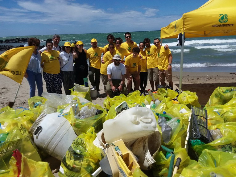 Fiumicino, pulizia della Spiaggia di Coccia di Morto: raccolti 70 sacchi di rifiuti