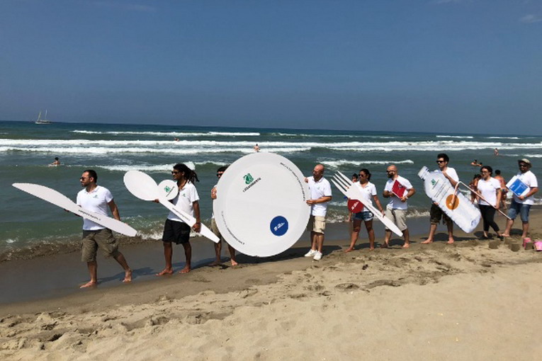 #Usaegettanograzie, dal Mediterranea di Capocotta parte la nuova campagna di contrasto all’inquinamento da plastica