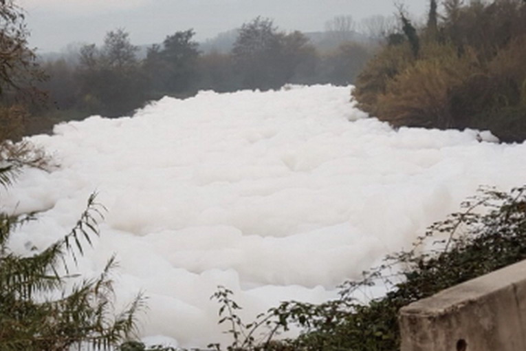 Fiume Sacco, schiuma sempre più fitta stamattina a Ceprano