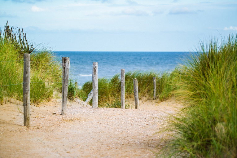 Spiagge libere, dopo quanto si smaltisce la plastica