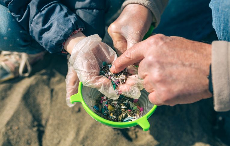 Microplastiche, perché si trovano anche nei cibi    
