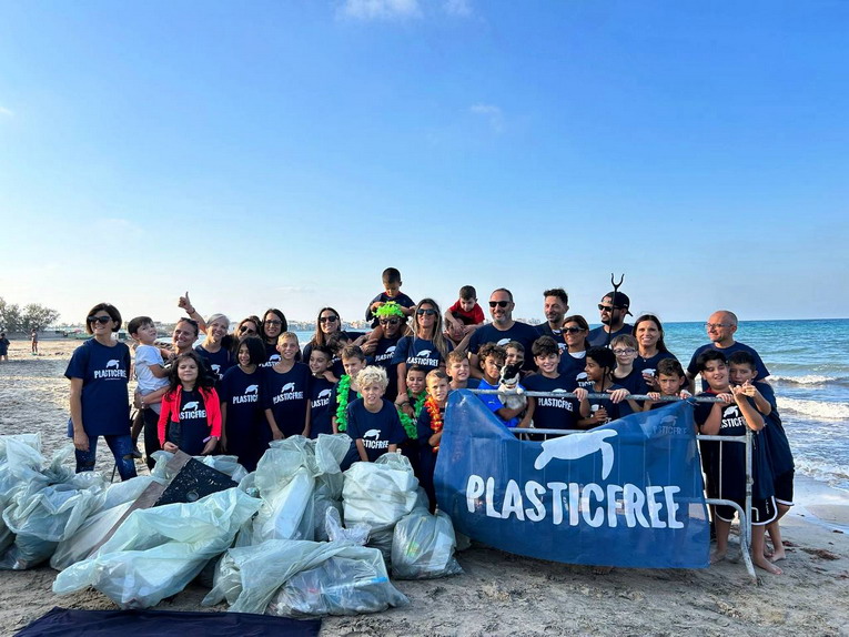 Ambiente, mari e fiumi liberati da 132mila chili di plastica e rifiuti