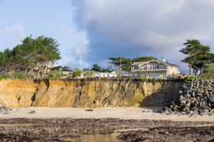 Le cause naturali dell’erosione costiera: fattori climatici e geologici che influenzano le coste