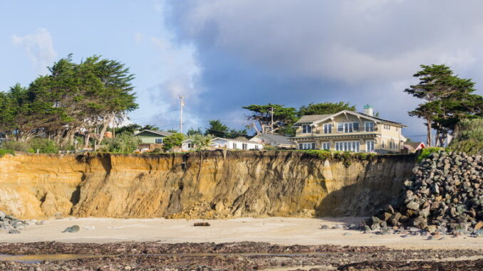 Le cause naturali dell’erosione costiera: fattori climatici e geologici che influenzano le coste