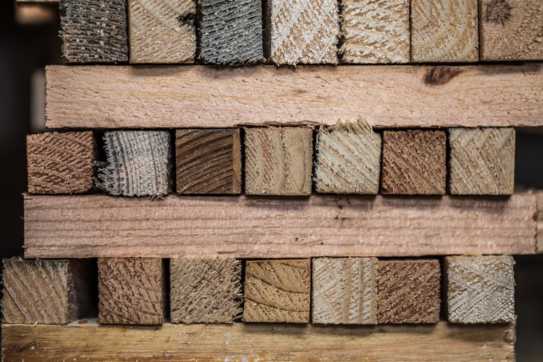 Progetti creativi per il giardino con legno riciclato